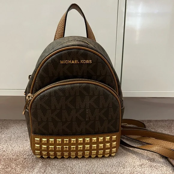 Michael Kors Mini Bag for Women | Brown and Gold | MK Logo Patterns | Cute Bag Michael Kors Original Sheila Medium Logo Handbag, Brown  main image 4